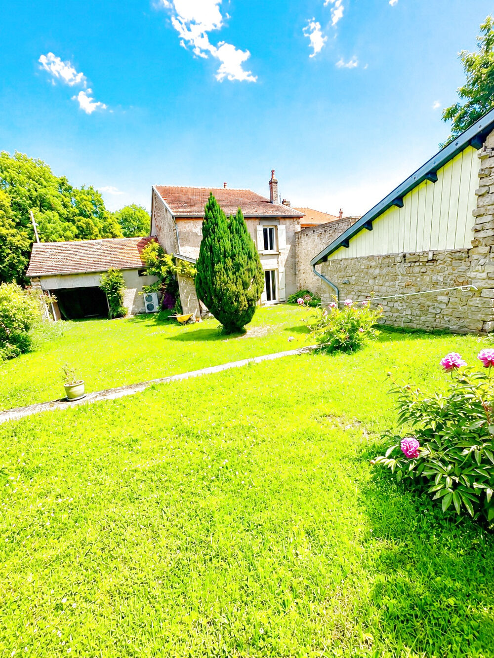 Une maison en pierre prête à accueillir vos projets