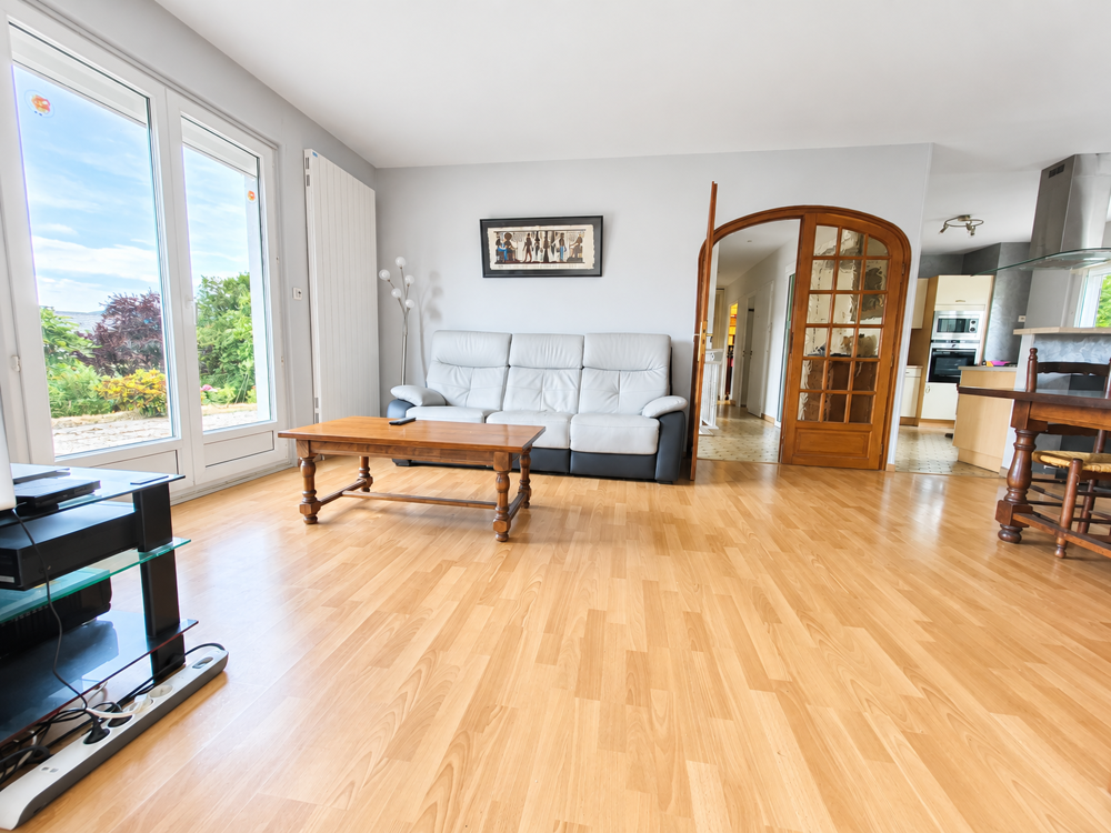 Maison familiale 166 m2 5 chambres, 2 salles d'eau entièrement rénovées , DPE C, vue montagne Dommartin-lè