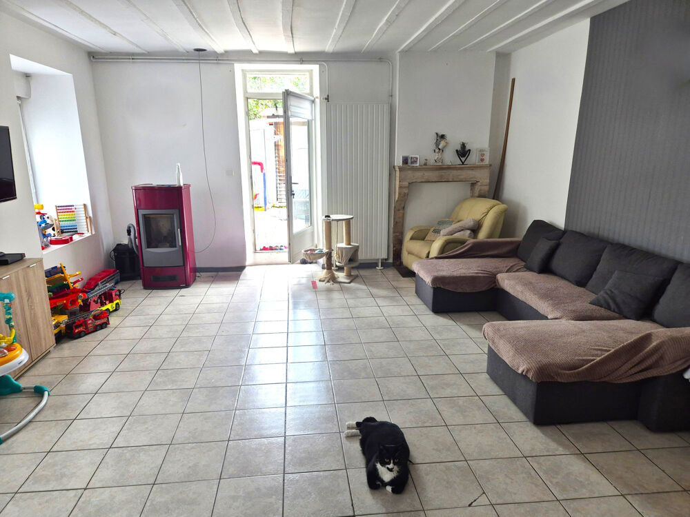 WASSY, maison de 160m2 avec locataires offrant 3 chambres + cour