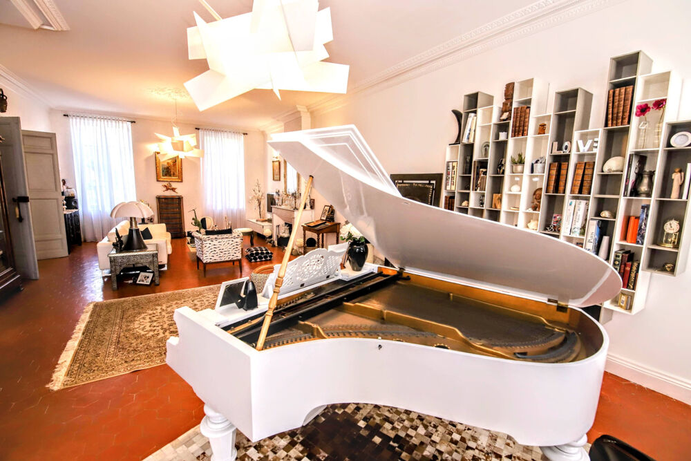 Propriété de caractère à La Crau : Demeure familiale de 254 m2 et deux appartements indépendants (360 m2 au to