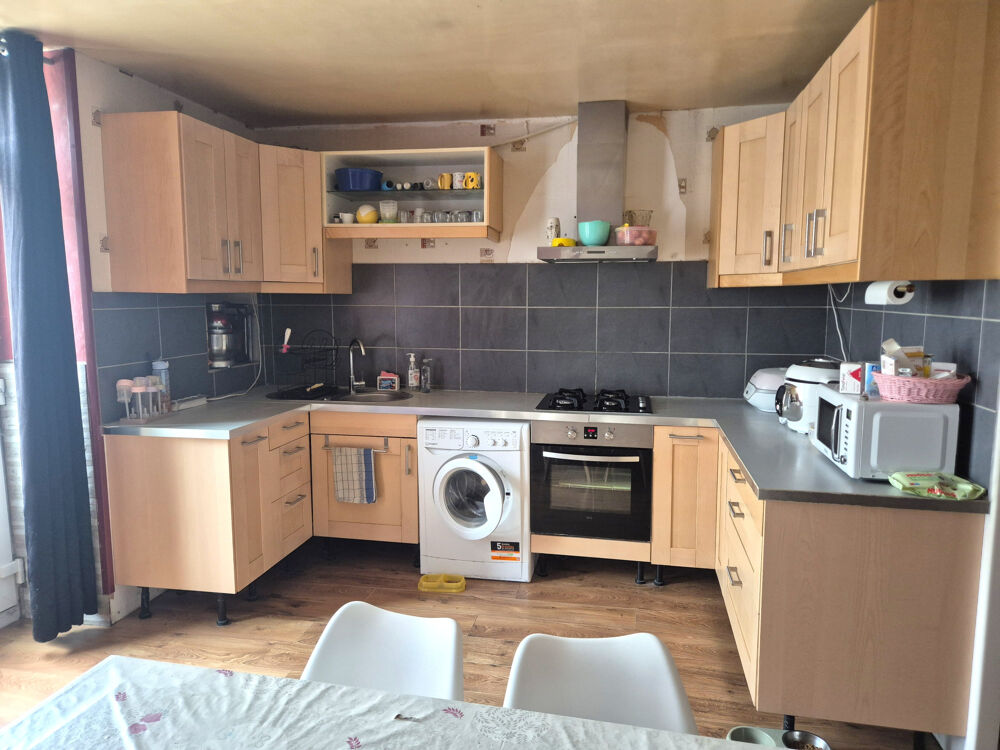 WASSY, maison de 160m2 avec locataires offrant 3 chambres + cour