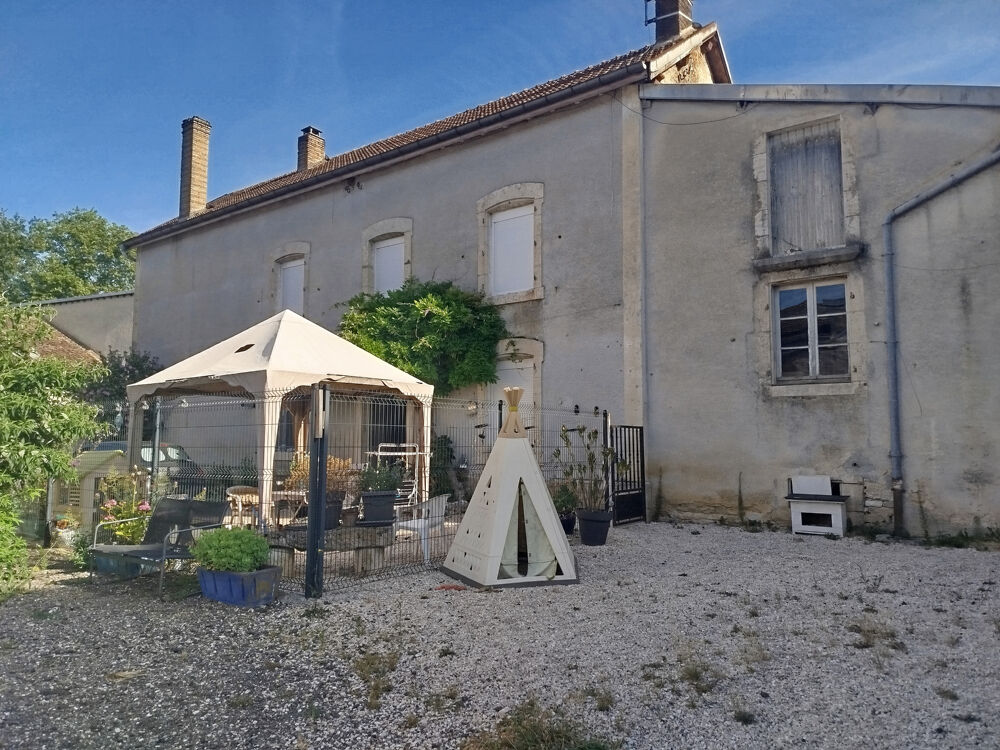 ENSEMBLE IMMOBILIER COMPOSE DE 3 MAISONS