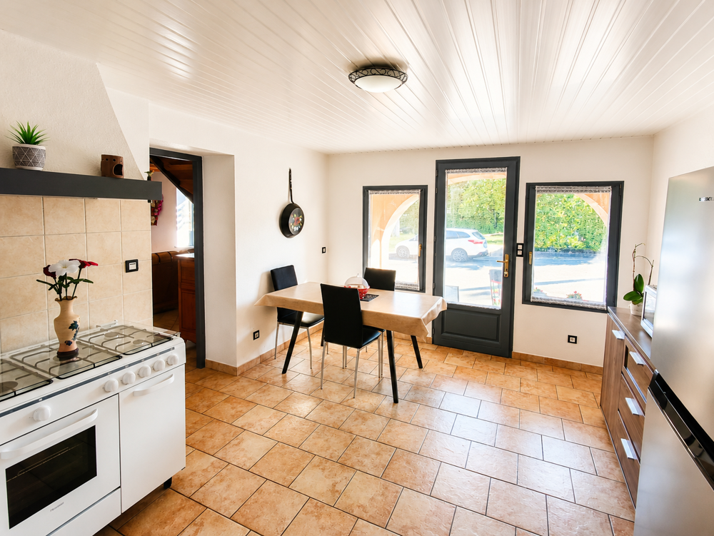 Maison de village - 131 m2 habitables + potentiel 331 m2 - Dépendances, étang, hangar et plus de 2 hectare