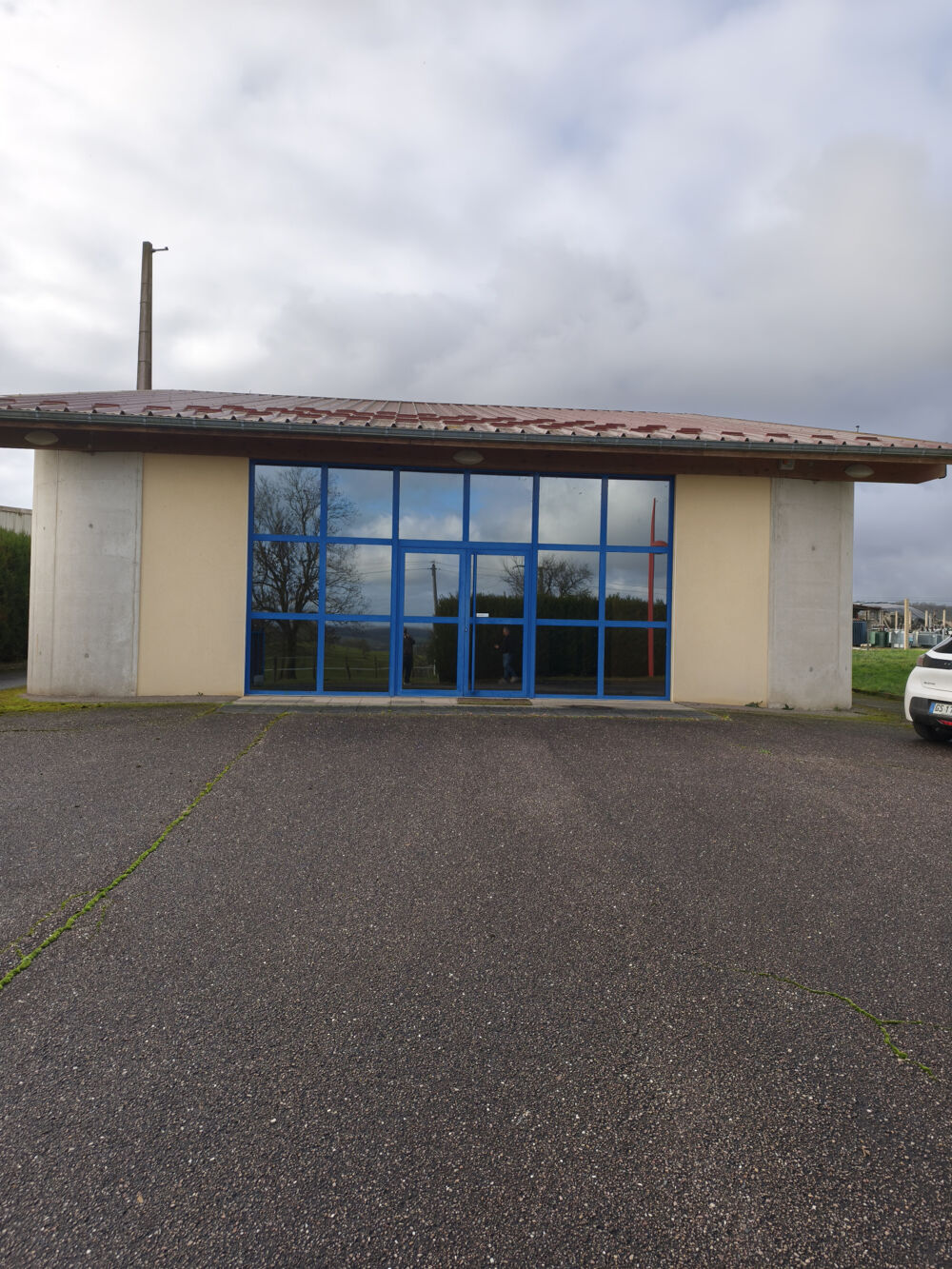   local d'activités commercial et ou bureau de 187 m2 sur un terrain 1036 m2 clos 
