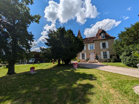   Maison individuelle avec 2 hectares de terrain, piscine, hangar et une maison � r�nover Maison - 12 pi�ce(s) - 270 m�