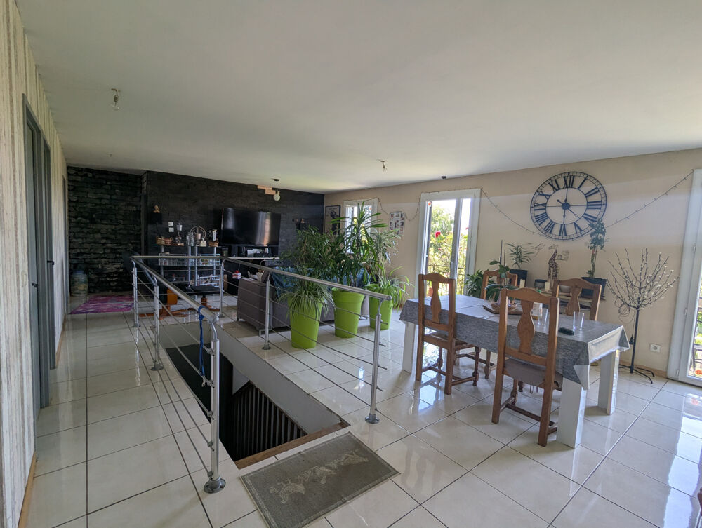 Pavillon sans mitoyenneté sur 1440 m2 à Oyriers