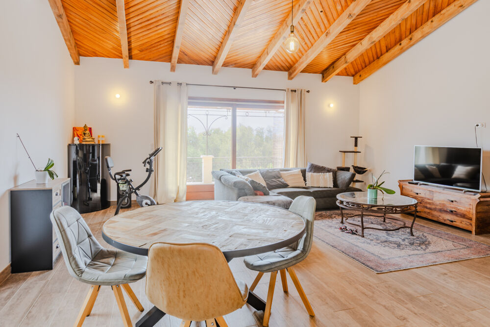 Demeure de prestige de 282 m2 composée de deux étages indépendants sur un terrain arboré de 2847 m2 avec pisci