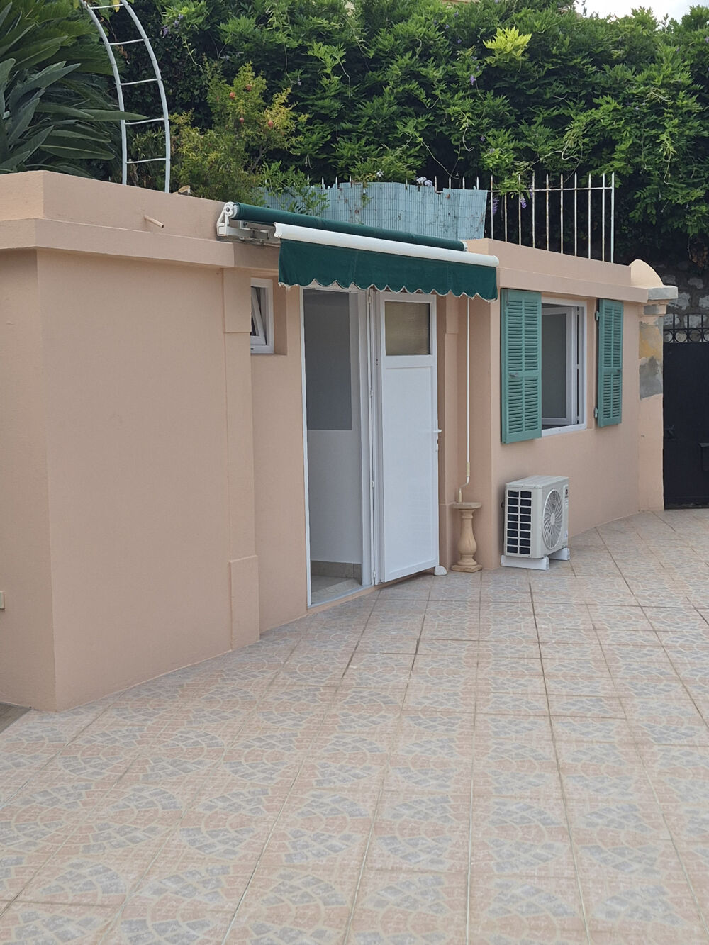 Appartement de 51 M dont 1 chambre individuelle, Terrasse de 120 M dominant le centre de Menton