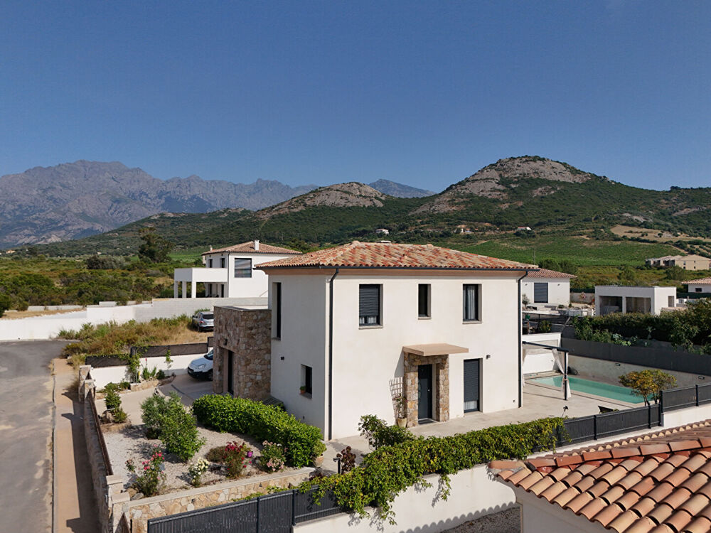 Calenzana Villa contemporaine très récente avec piscine, au calme et vue montagne