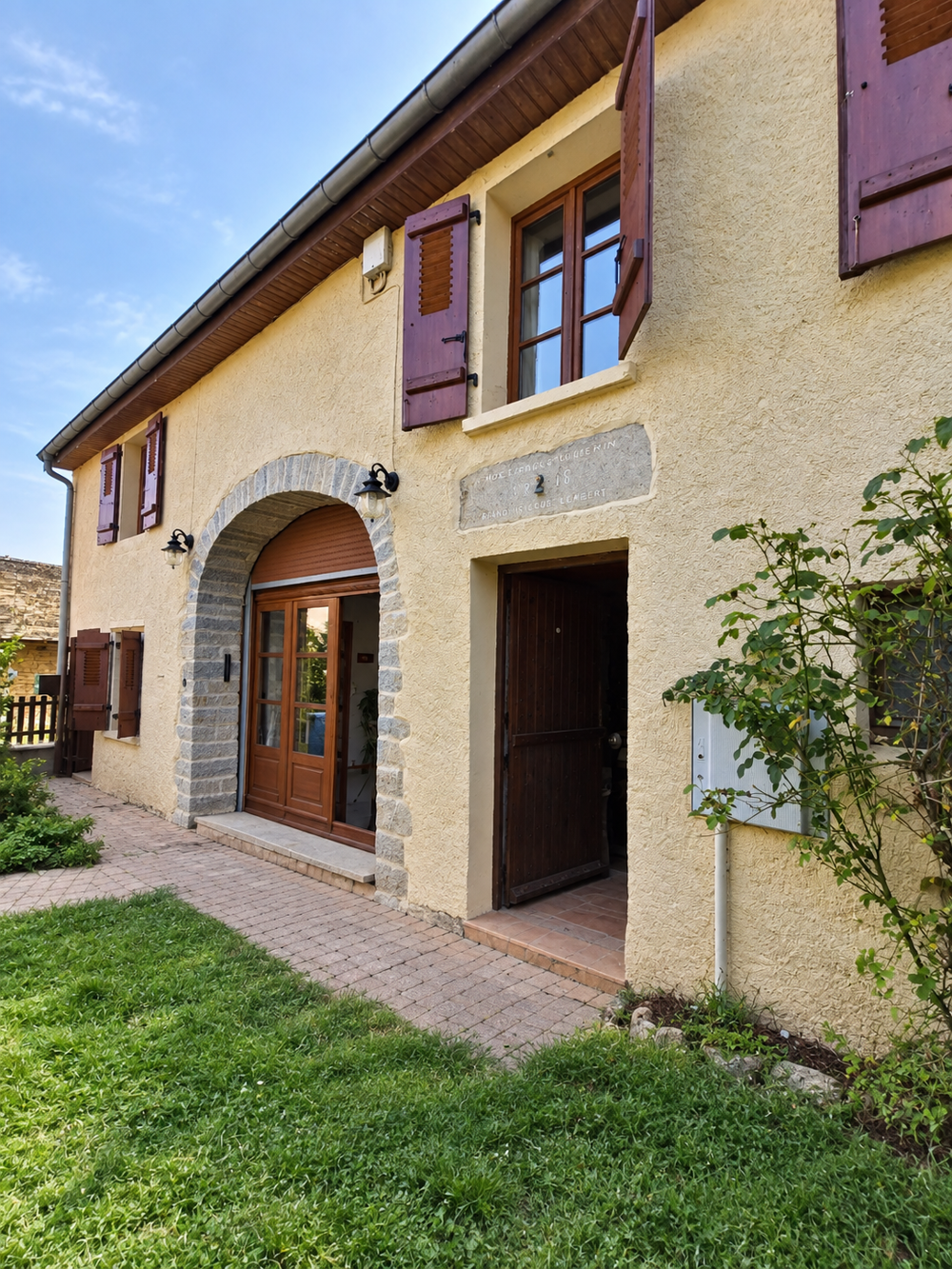 Vente Maison MAISON DE VILLAGE DE CARACTÈRE   160m2   UN BEAU POTENTIEL À RÉVÉLER ! Raze