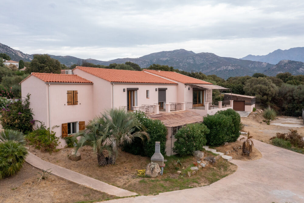Demeure de prestige de 282 m2 composée de deux étages indépendants sur un terrain arboré de 2847 m2 avec pisci