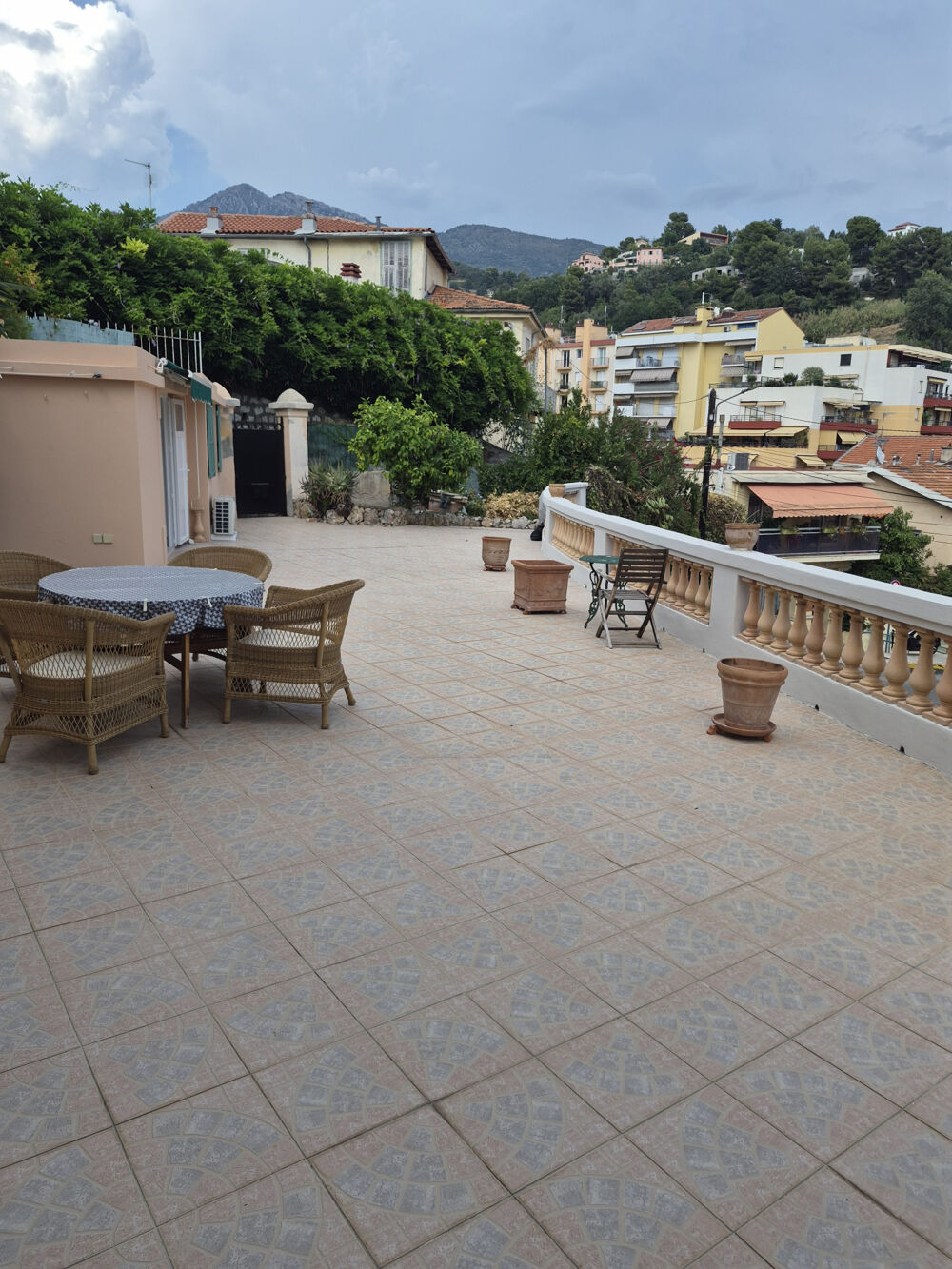 Appartement de 51 M dont 1 chambre individuelle, Terrasse de 120 M dominant le centre de Menton