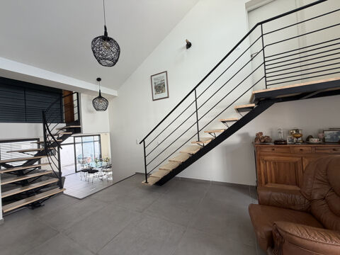   BIEN D'EXCEPTION MAISON DE VILLE DE 140 M2 AVEC TERRASSE PRIVATIVE SANS VIS A VIS ET 140 M2 DE DEPENDANCES Maison - 6 pièce(s) - 160 m²