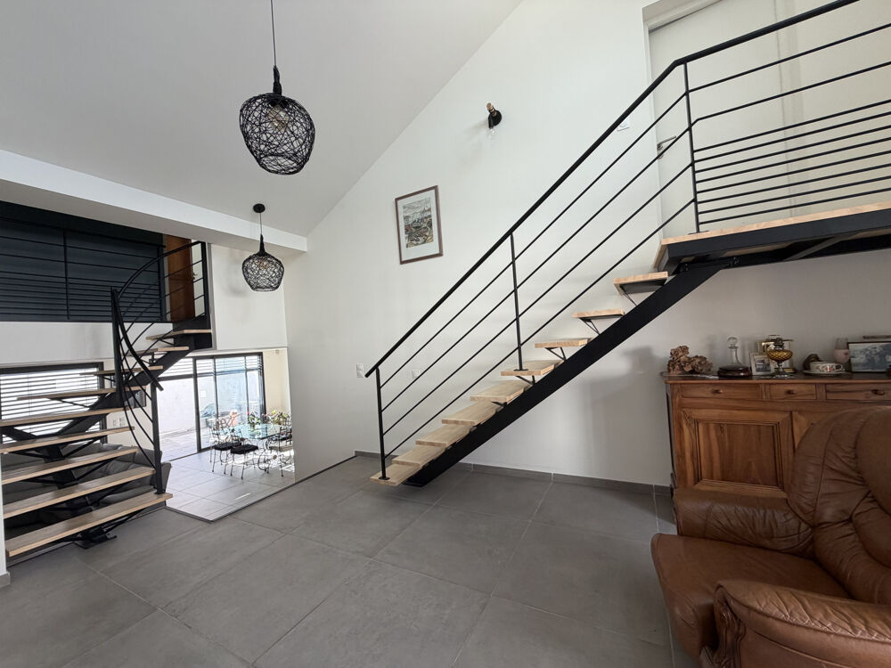 BIEN D'EXCEPTION MAISON DE VILLE DE 140 M2 AVEC TERRASSE PRIVATIVE SANS VIS A VIS ET 140 M2 DE DEPENDANCES