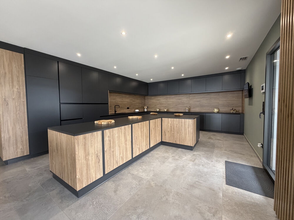 BIEN D'EXCEPTION VILLA CONTEMPORAINE D'ENVIRON 230 M2 SUR 2400 M2