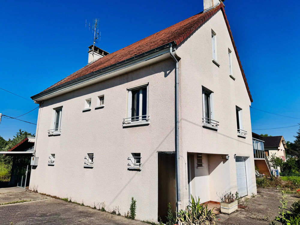 Maison familiale à proximité immédiate du centre-bourg.