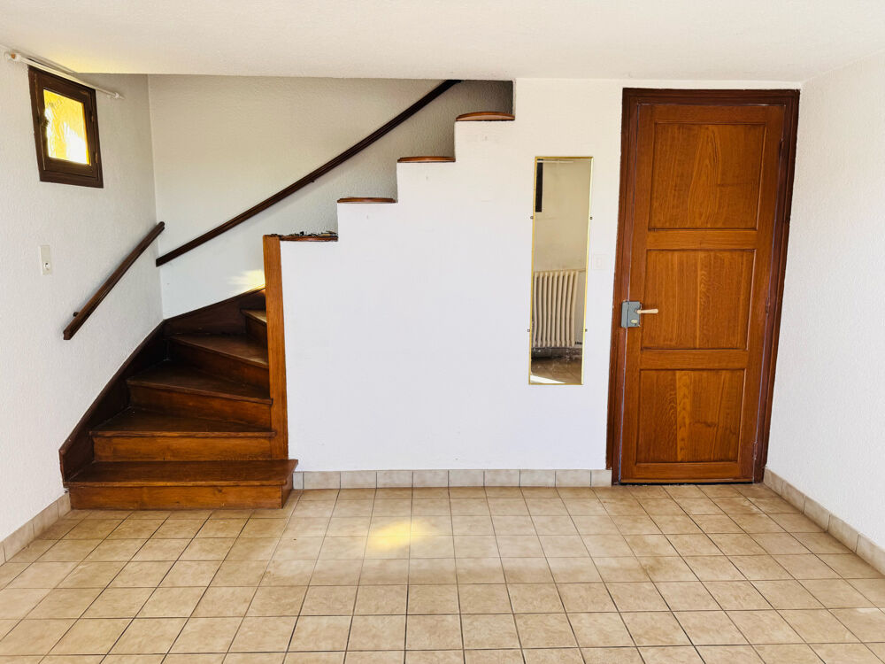 Maison familiale à proximité immédiate du centre-bourg.