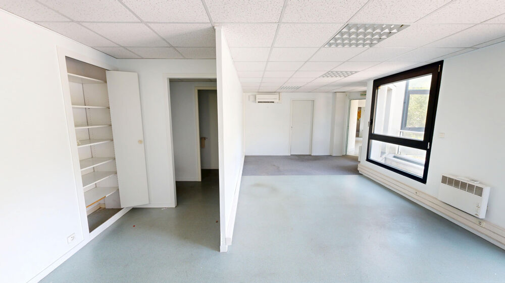   Corenc - A louer bureaux avec ascenseur et climatisation - Parking privé avec barrière Corenc