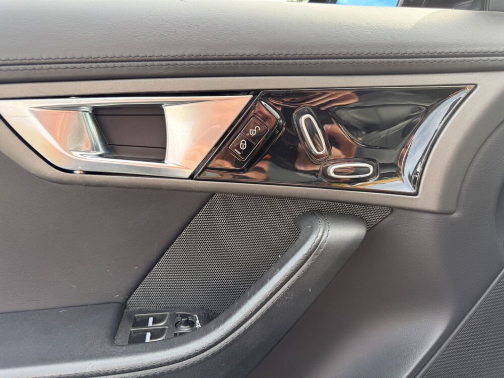 F-Type ROADSTER 3.0 340 CH BVA 2013 occasion 25000 Besan&ccedil;on