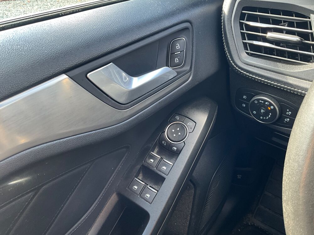 Focus 1.5 ECOBLUE 120 ACTIVE-V BVA / CAMERA DE RECUL / CLIMATISATI 2020 occasion 17000 La Rochelle