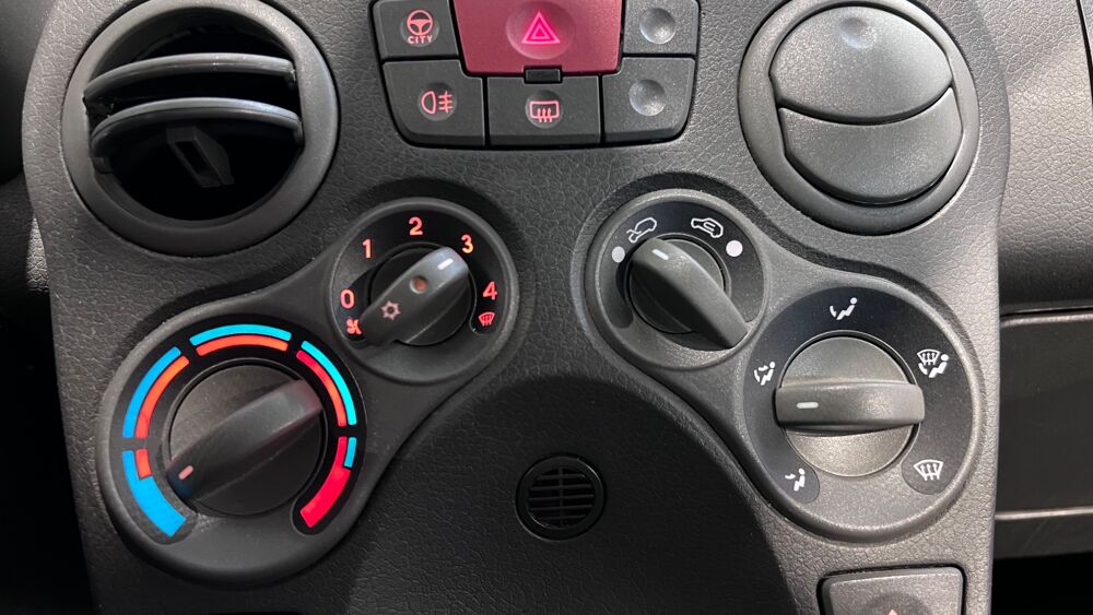 Panda DYNAMIC 1.2 70 TEINTE ROUGE - CLIMATISATION - DISTRIBUTION 0 2011 occasion 33610 Cestas