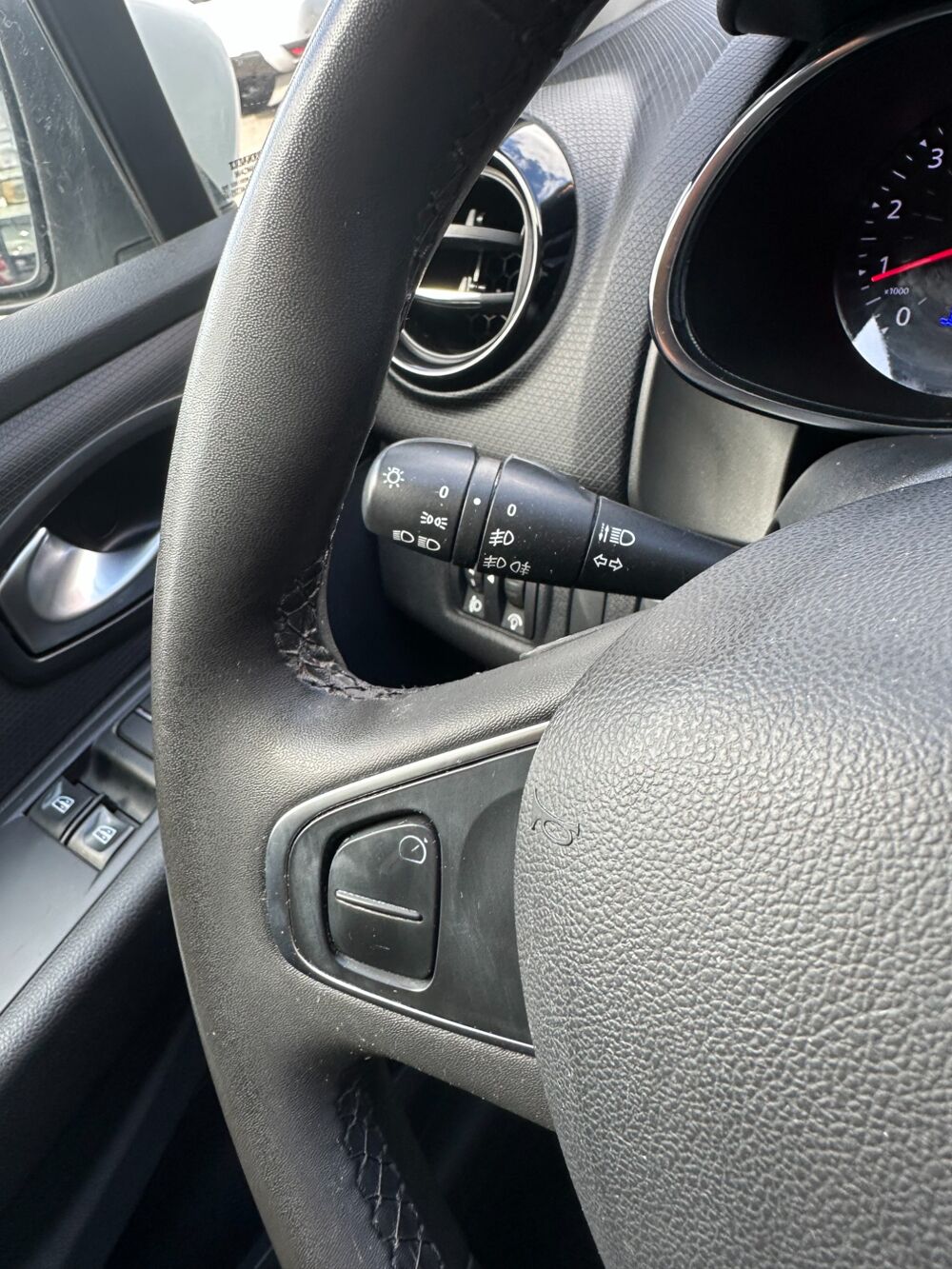 Clio 1.5 DCI 75 CH / BUSINESS / CLIM - GPS - BLUETOOTH - REGULATE 2017 occasion 44220 Cou&euml;ron