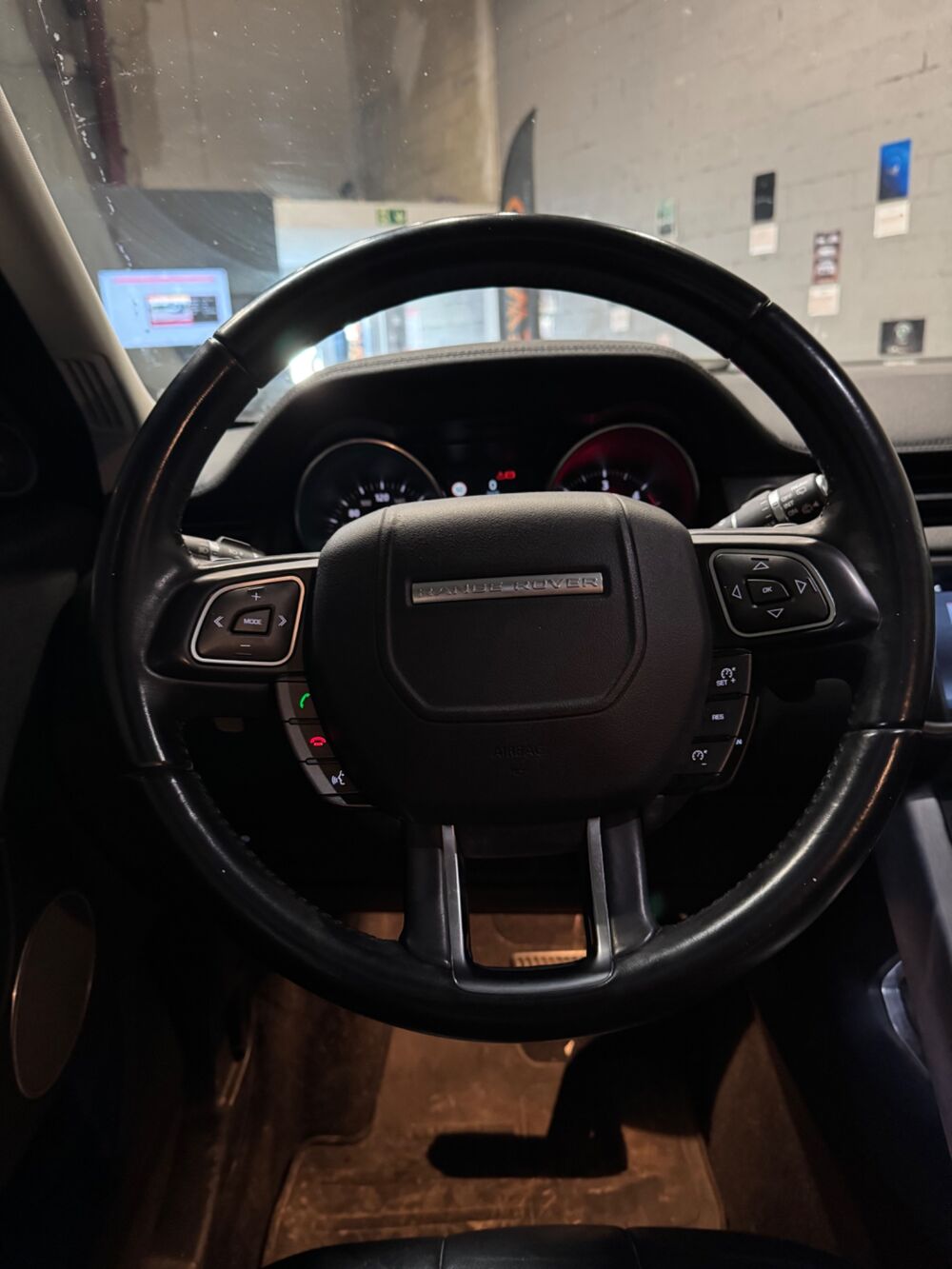 Range Rover Evoque 2.0 TD4 180 SE DYNAMIC 4WD BVA ENTRETIEN CONSTRUCTEUR ET MOT 2017 occasion 60740 Saint-Maximin