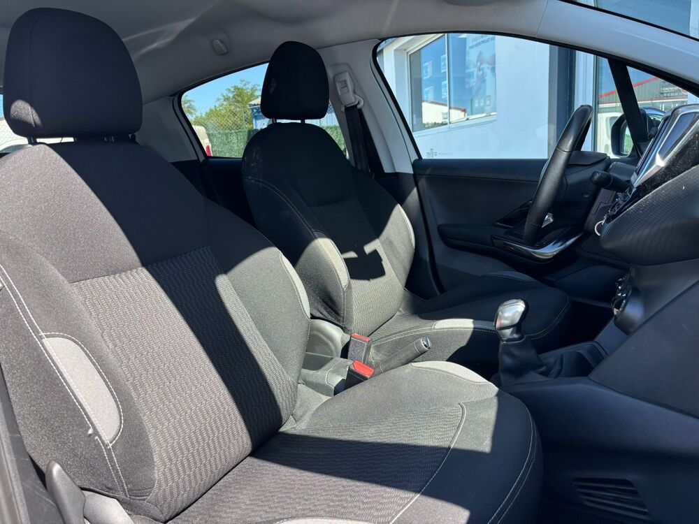 208 1.2 PURETECH 82ch STYLE 5P / DISTRIBUTION OK / BLUETOOTH / C 2016 occasion 64122 Urrugne