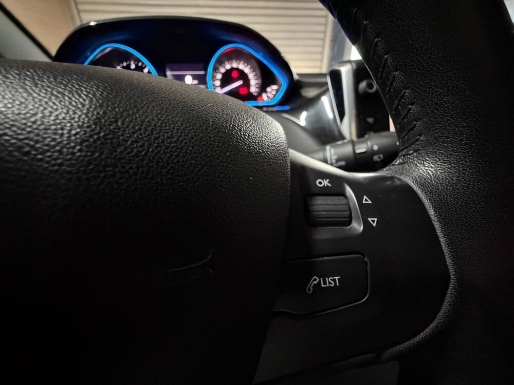 208 GENERATION-I 1.6 E-HDI 115 CH FELINE-TOIT PANO-BLUETOOTH 2013 occasion 60740 Saint-Maximin