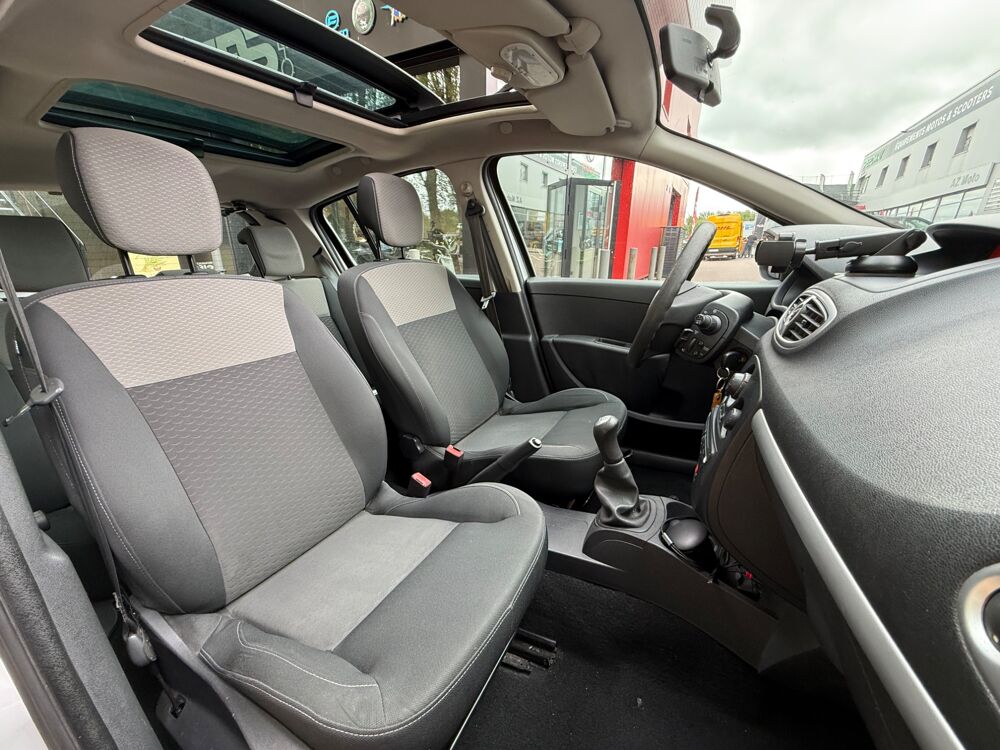 Clio 1.5 DCI 70Ch PRIVILEGE - TOIT OUVRANT - CLIMATISATION 2009 occasion 76150 Saint-Jean-du-Cardonnay