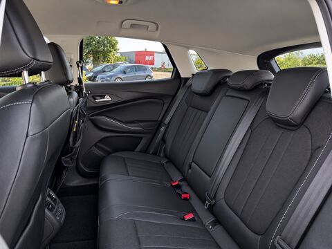 Grandland x 1.2 130Ch - ULTIMATE BVA8 - CARPLAY - SI&Egrave;GES CHAUFFANTS - EN 2019 occasion 26000 Valence
