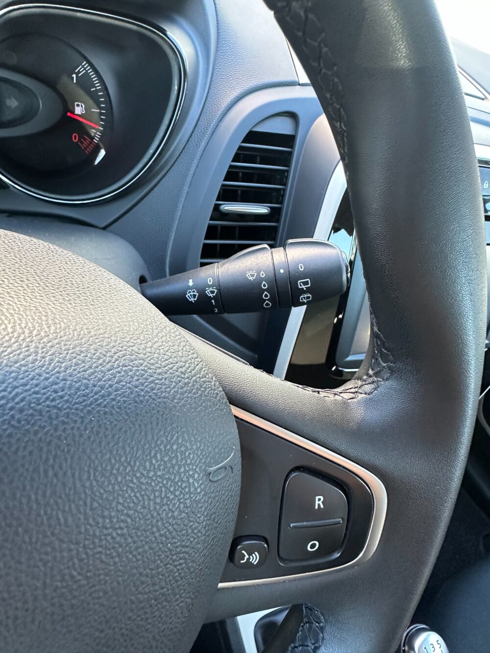 Captur 1.5 DCI 90 CH / BUSINESS / RADAR AR - GPS - REGUL - BLUETOOT 2018 occasion 44220 Cou&euml;ron