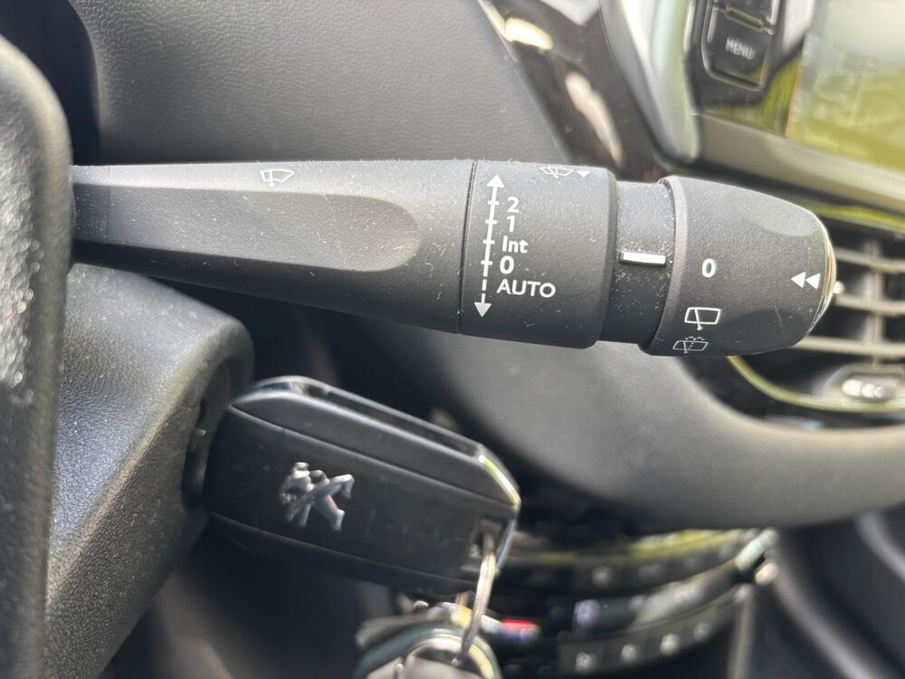 208 GENERATION-I 1.2 VTI 80 ALLURE-TOIT PANORAMIQUE-BLUETOOTH-GP 2014 occasion 76150 Saint-Jean-du-Cardonnay