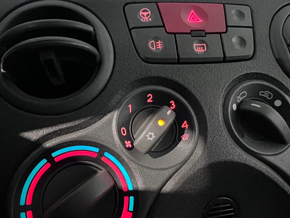 Panda DYNAMIC 1.2 70 TEINTE ROUGE - CLIMATISATION - DISTRIBUTION 0 2011 occasion 33610 Cestas