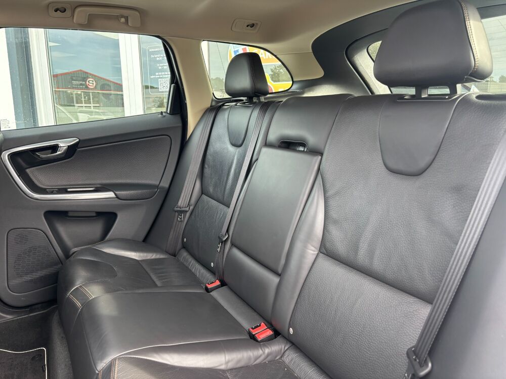 XC60 2.4 D5 215ch AWD XENIUM GEARTRONIC BVA / TOIT OUVRANT / DIST 2012 occasion 64122 Urrugne