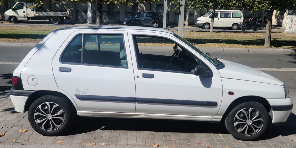 Clio 1.4 75 FIDJI BVA 1997 occasion 33100 Bordeaux