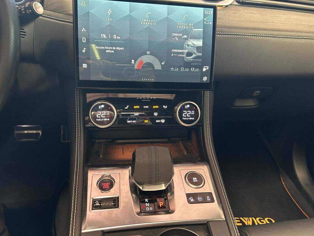 F-PACE 2.0 P400E 404H 300 PHEV 19.2KWH R-DYNAMIC SE AWD BVA 2023 occasion 83600 Fr&eacute;jus