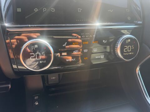 E-PACE P300E 309 ch R-DYNAMIC BLACK AWD SON MERIDIAN / ATTELAGE ELE 2021 occasion 42160 Andr&eacute;zieux-Bouth&eacute;on