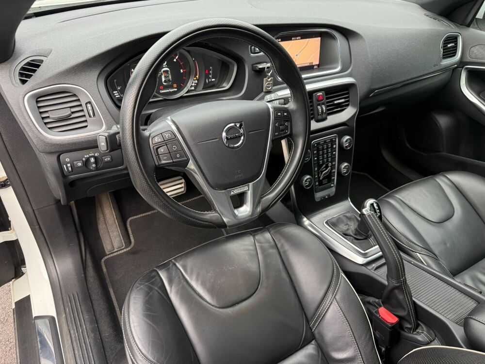 V40 D3 2.0 150 ch R-DESIGN GEARTRONIC6 2017 occasion 65290 Juillan