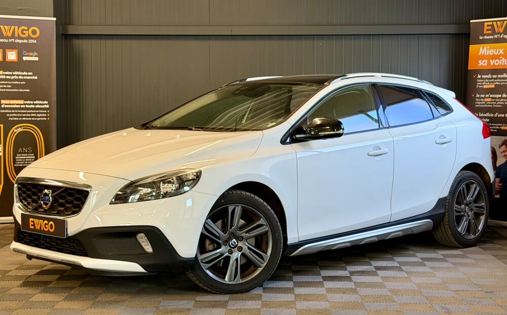 V40 CROSS-COUNTRY 2.0 D2 120CH - TOIT PANORAMIQUE 2015 occasion 79000 Niort