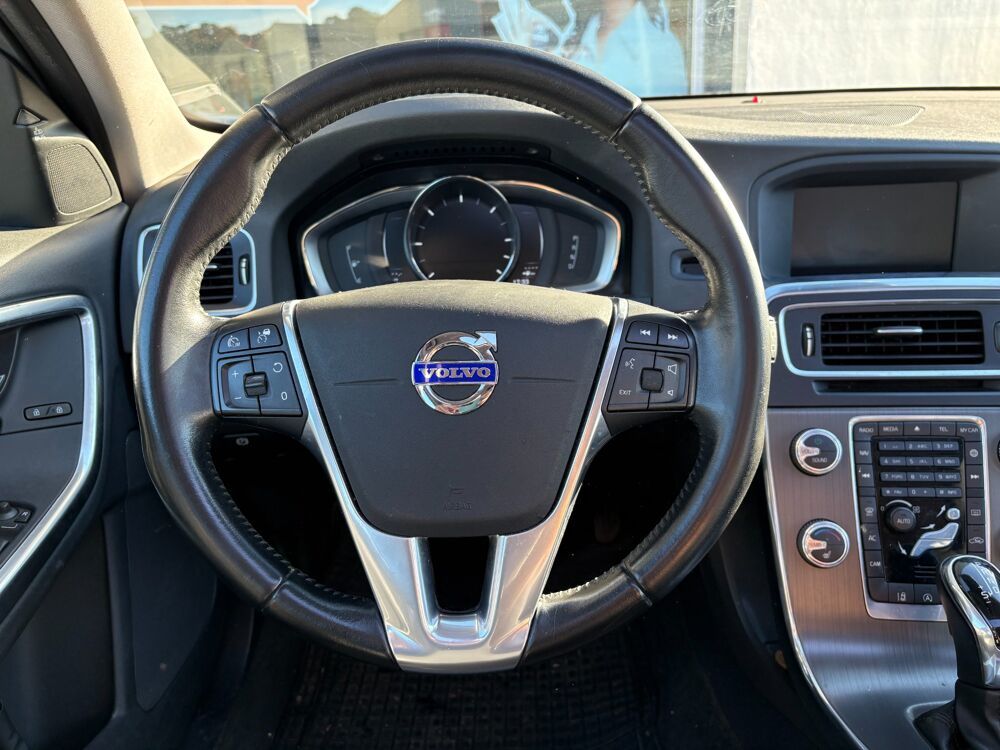 V60 2.0 D2 120ch X&Eacute;NIUM GEARTRONIC BVA 6 / ENTRETIEN CONSTRUCTEU 2016 occasion 64122 Urrugne