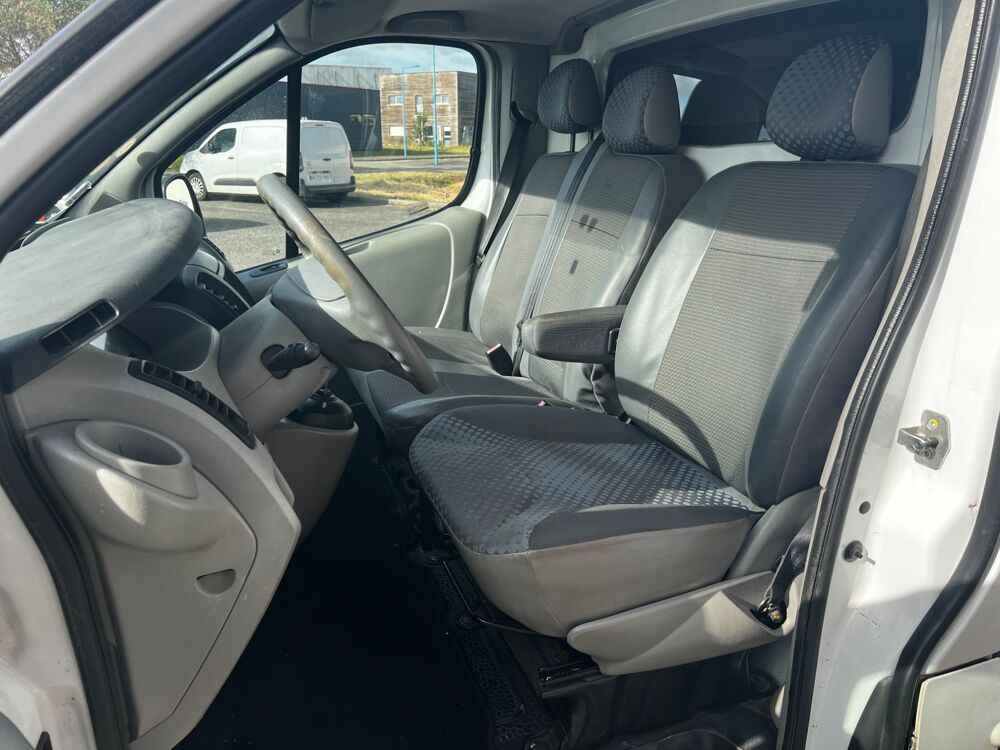 Trafic FOURGON 2.5 DCI 145 CH L2H1 EXTRA BVA / DISTRIBUTION FAITE 2010 occasion 47000 Agen