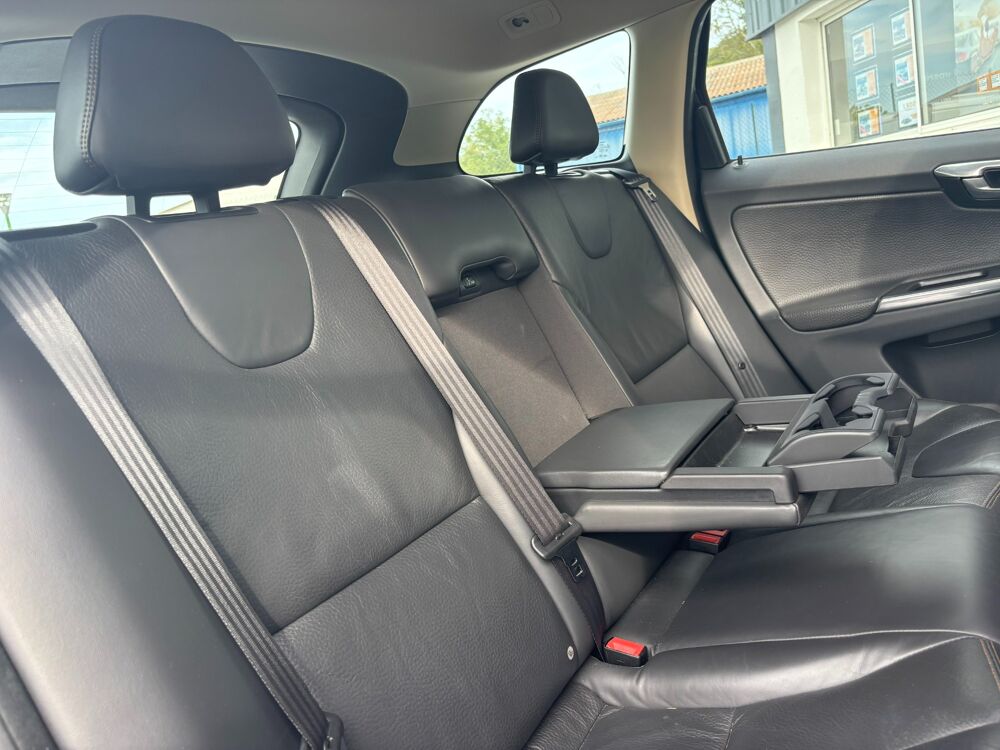 XC60 2.4 D5 215ch AWD XENIUM GEARTRONIC BVA / TOIT OUVRANT / DIST 2012 occasion 64122 Urrugne