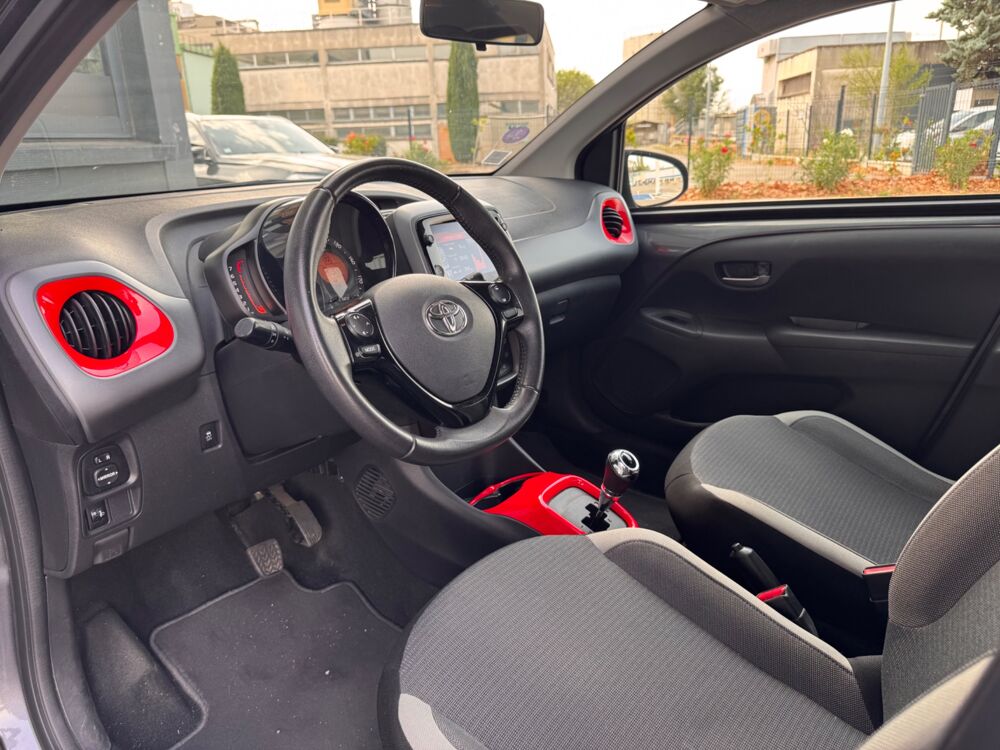 Aygo 1.0 VVTI 70 X-Play X-Shift / CAMERA DE RECUL / CARPLAY / CLI 2021 occasion 26000 Valence