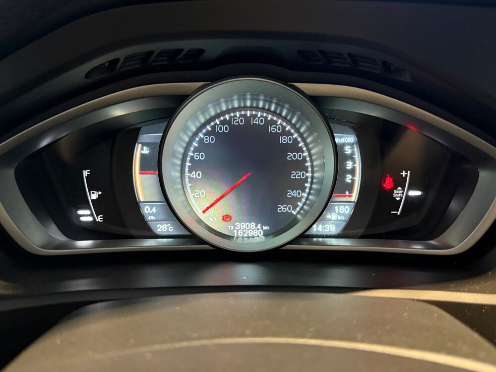 V40 D2 2.0 120 ch MOMENTUM &Ouml;VERSTA EDITION 2015 occasion 65290 Juillan