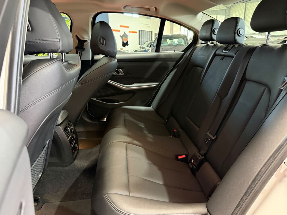 S&eacute;rie 3 2.0 318 D 150 LOUNGE BVA / TOIT OUVRANT / CARPLAY 2020 occasion 29000 Quimper