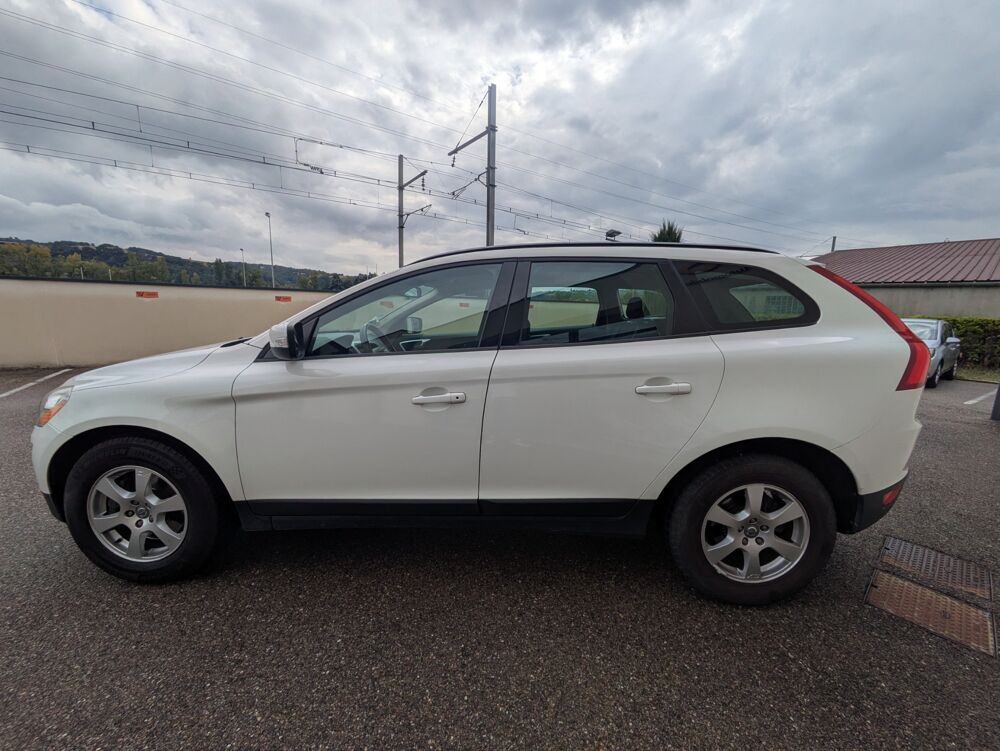 XC60 2.4 D3 165cv KINETIC AWD / PREMIERE MAIN / ATTELAGE / RADAR 2011 occasion 69420 Ampuis