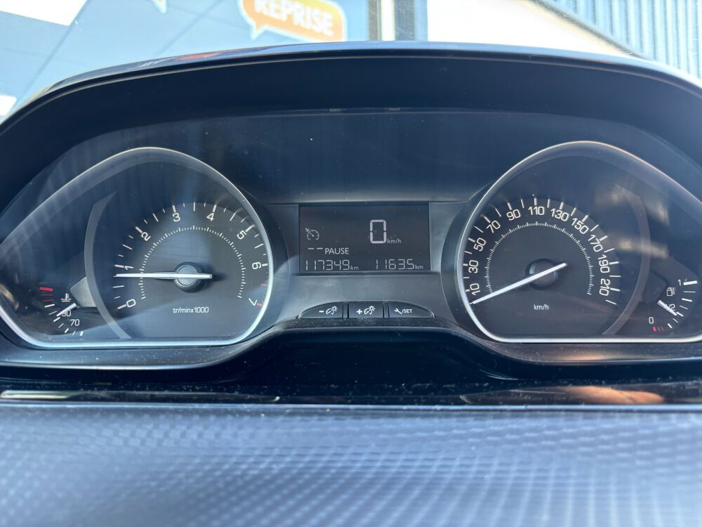 208 1.2 PURETECH 82ch STYLE 5P / DISTRIBUTION OK / BLUETOOTH / C 2016 occasion 64122 Urrugne