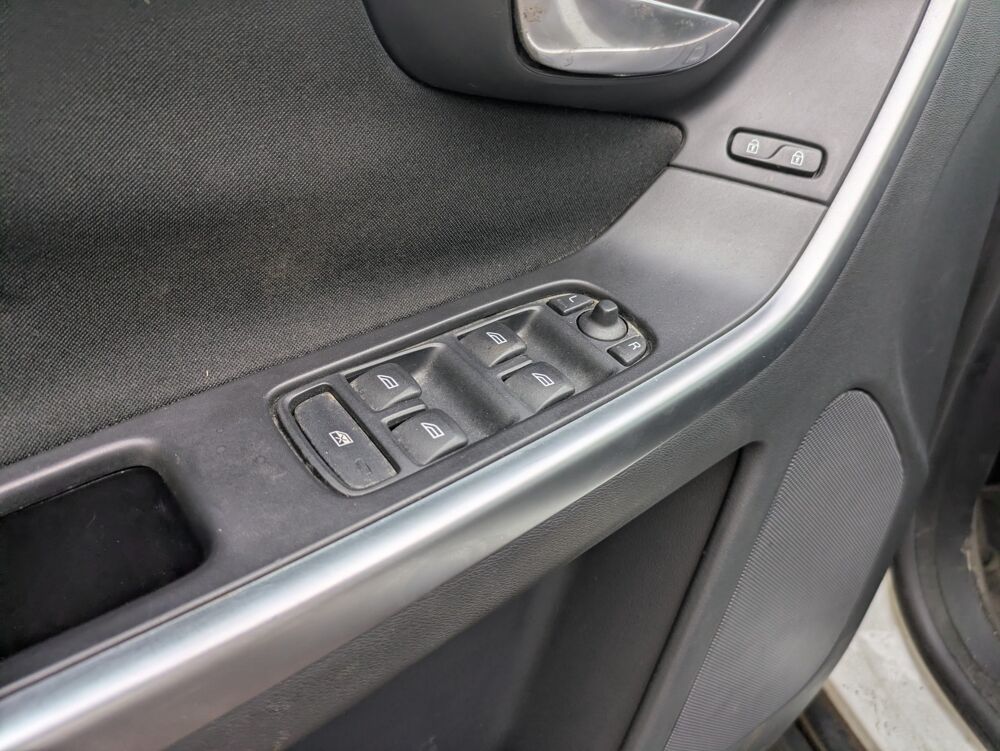 XC60 2.4 D3 165cv KINETIC AWD / PREMIERE MAIN / ATTELAGE / RADAR 2011 occasion 69420 Ampuis