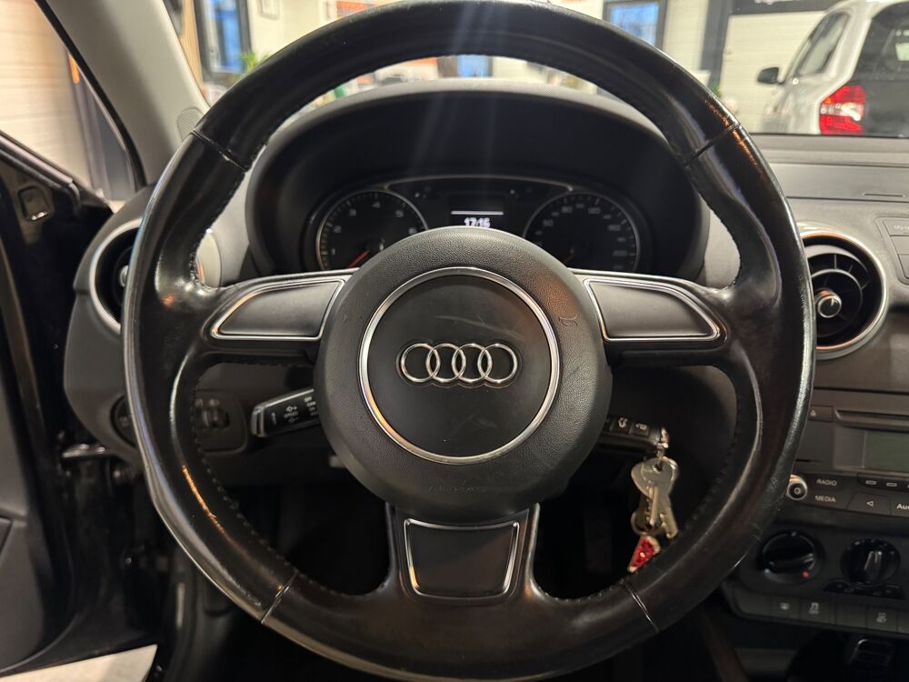 A1 1.2 TFSI 90Ch - AMBIENTE - DISTRIBUTION CHAINE NEUVE - TURBO 2011 occasion 79000 Niort